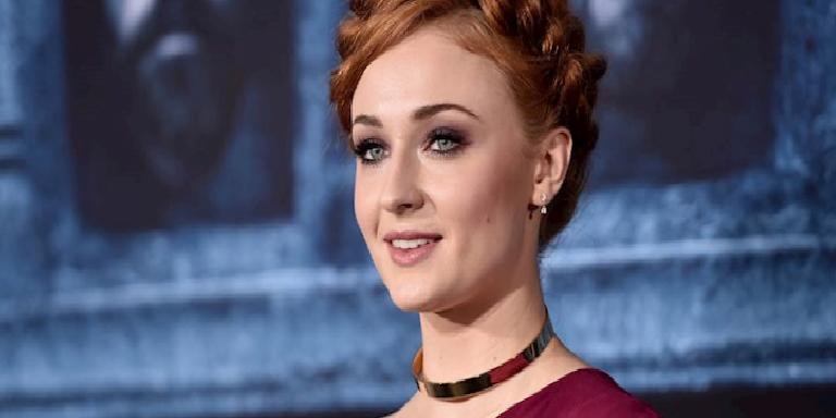 SOPHIE TURNER’IN EVİNDE BİR TAHT VAR!