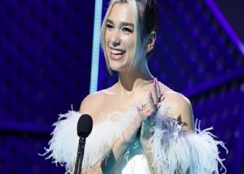DUA LIPA’NIN ‘SATURDAY NIGHT LIVE’ STİLLERİ