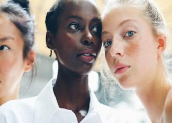 GÖZ ÇEVRESİ SERUMLARI VE KREMLERİ ARASINDAKİ FARK NEDİR?