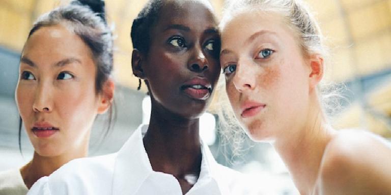 GÖZ ÇEVRESİ SERUMLARI VE KREMLERİ ARASINDAKİ FARK NEDİR?