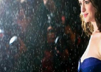 ANNE HATHAWAY KIRMIZI HALIYI EVİNE TAŞIDI