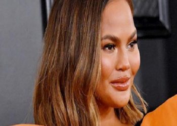 CHRISSY TEIGEN’IN YENİ HOBİSİ TWITTER ÜZERİNDEN ELEŞTİRİLDİ
