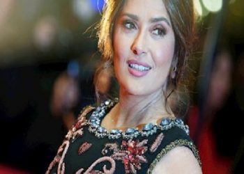 SALMA HAYEK BİKİNİLİ PAYLAŞIMLARINA SON VERMEYECEK