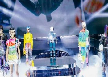 DOLCE & GABBANA DEFİLESİNDE ROBOTLAR VAR!