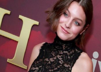 EMMA CORRIN YENİ BİR TARİHİ KARAKTERİ CANLANDIRIYOR