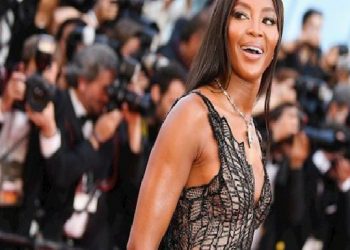 NAOMI CAMPBELL ANNE OLDU