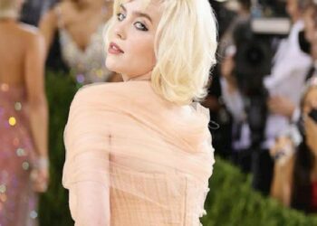 BILLIE EILISH, OSCAR DE LA RENTA’YA KÜRK KULLANMAYI BIRAKTIRDI!