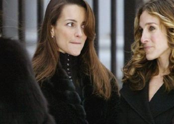 SARAH JESSICA PARKER İKONİK BİR CARRIE BRADSHAW KIYAFETİNİ YENİDEN YARATTI