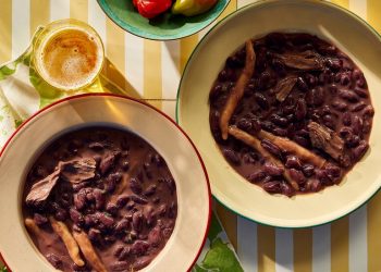 Jamaikalı Yahni Bezelye Yavaşlamak İçin İyi Bir Bahanedir