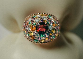 Kara Orman Düğünü Ruhunu Canlandıran Mücevherlerle Kaplanmış Bir Yüzük