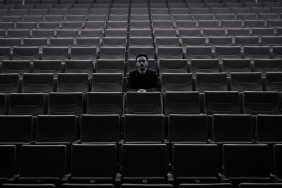 Kirmizi-Koltuklar-Sinema-ve-Tiyatro-Salonlarinin-Gizli-Sirri-featured